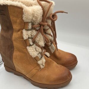 Sorel size 7 Women's waterproof Brown and Cream Sherpa lined Winter Boots